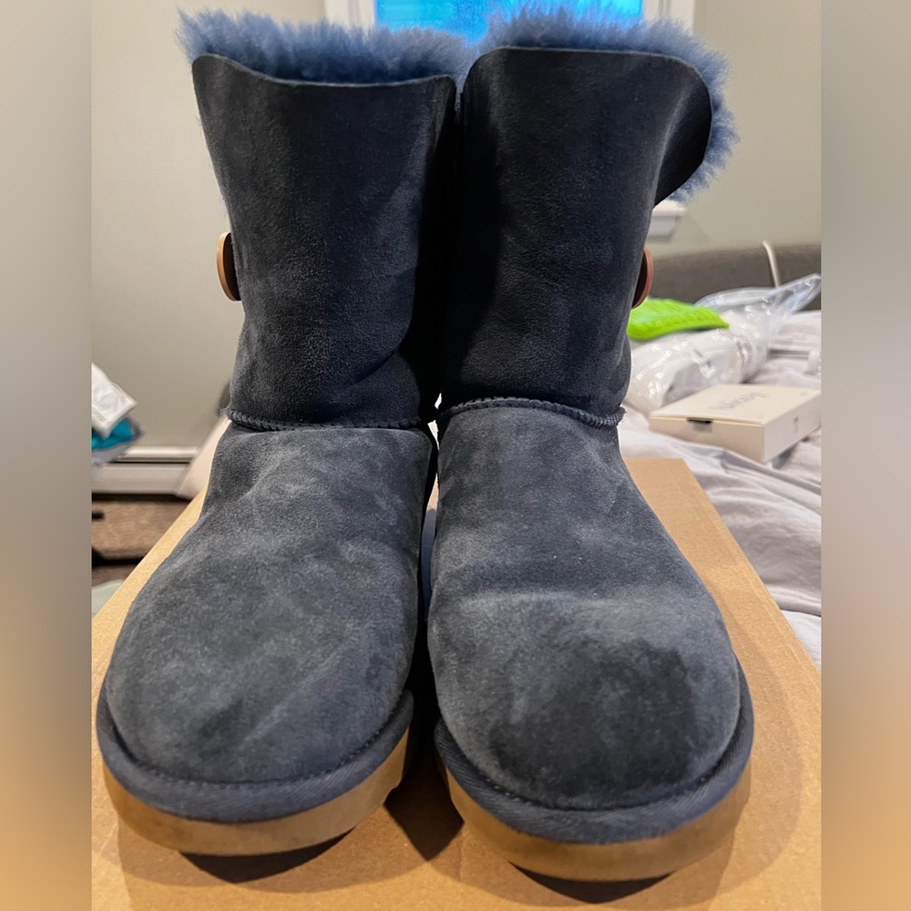 Ugg Bailey Button II Navy size 10